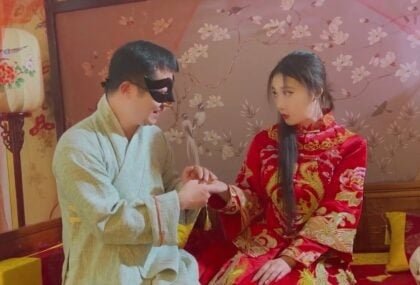 Cô gái tiểu thư lần đầu bị cuốn hút bởi anh chàng bụi đời đưa về nhà để ân ái