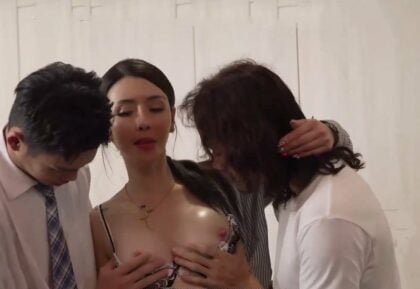 Hai anh em hào hứng với mẹ bồ ngực đầy sexy