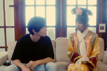 Hoàng Châu Cách Cách thể hiện sự khoái lạc khi thể hiện cùng anh chàng thợ ảnh