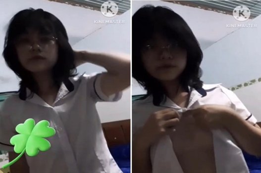 Trưng dương vú nhỏ để dụ dỗ bạn cùng lớp